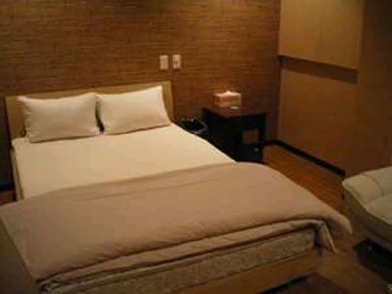 Uehonmachi Plaza Hotel (Adults Only) Osaka Buitenkant foto